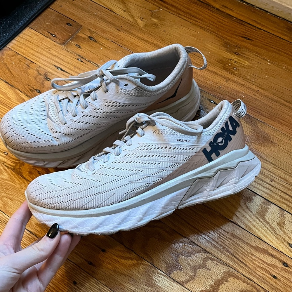 HOKA Arahi 4